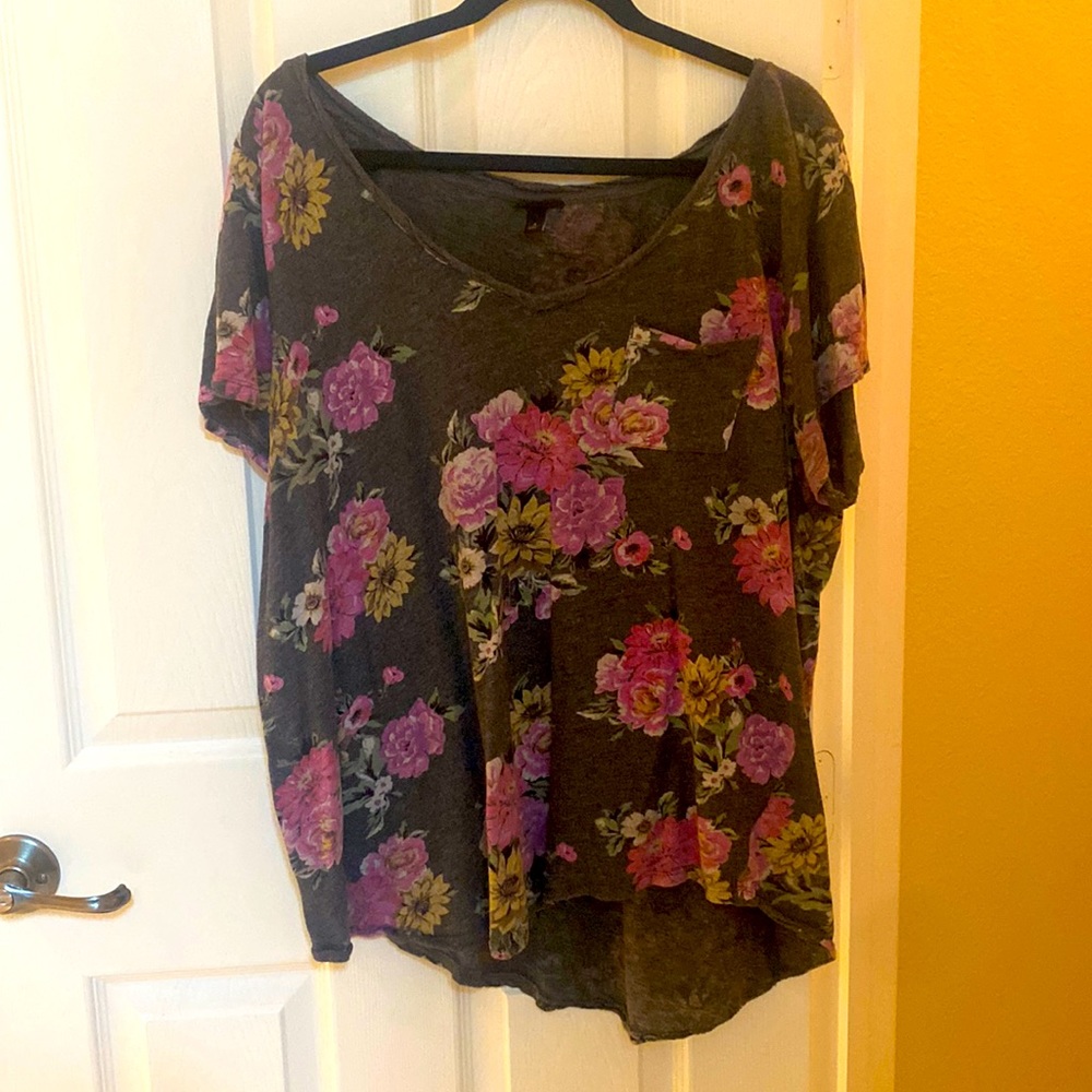 Torrid v-neck grey floral tshirt, size 3